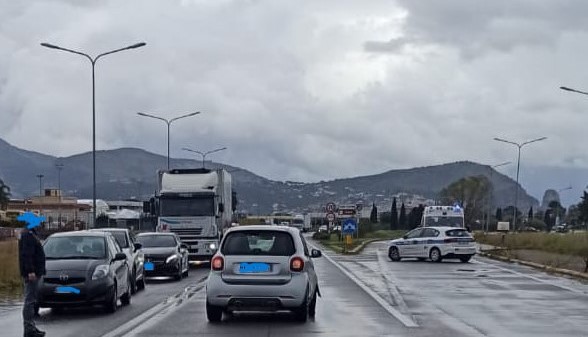 Incidente stradale, grave un centauro
