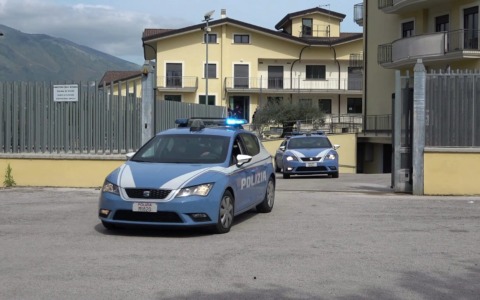 Rapina in un bar, picchiati titolare e dipendenti