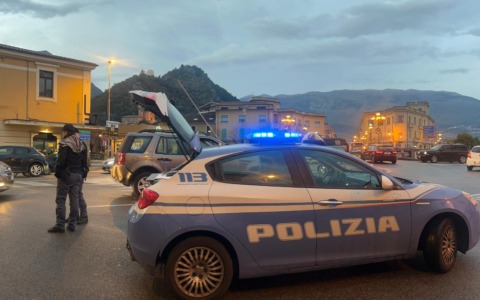 Fuori la scuola con la droga, Daspo per due minori