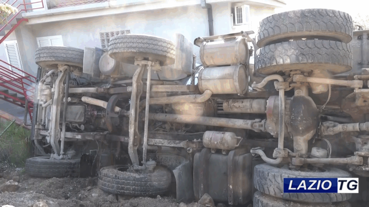 Betoniera precipita nel giardino di un’abitazione