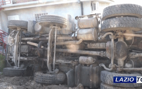 Betoniera precipita nel giardino di un’abitazione