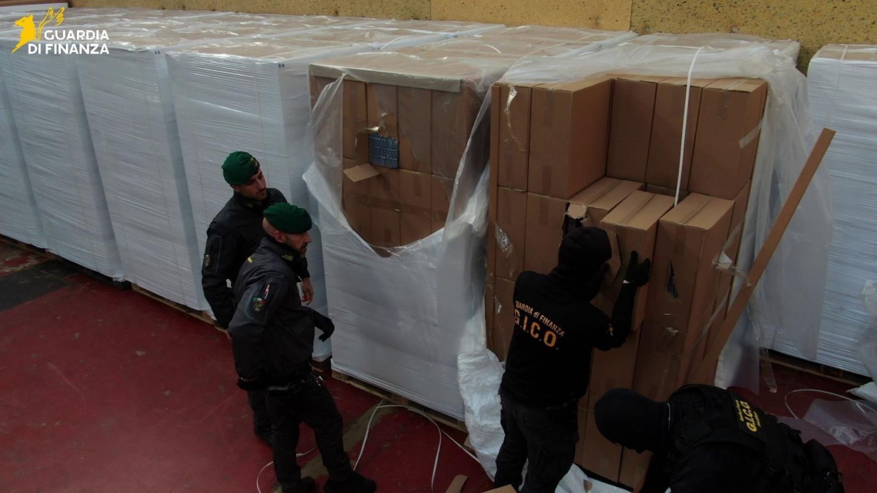 Quattro milioni di sigarette al giorno, scoperta fabbrica clandestina