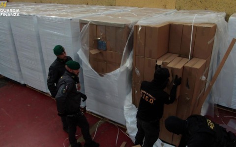 Quattro milioni di sigarette al giorno, scoperta fabbrica clandestina
