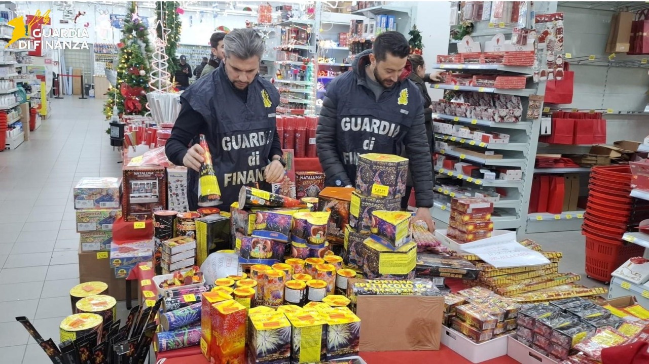 Cinque quintali di botti di Capodanno venduti in centro senza autorizzazione, sequestro e denuncia