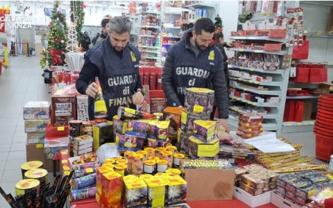 Cinque quintali di botti di Capodanno venduti in centro senza autorizzazione, sequestro e denuncia