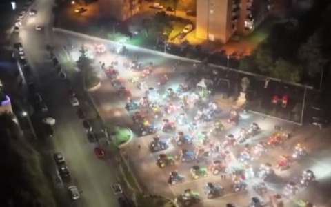 Trattori in piazza per un gigantesco albero di Natale dedicato a Massimo ed Alessandro