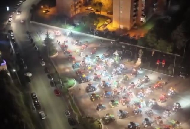 Trattori in piazza per un gigantesco albero di Natale dedicato a Massimo ed Alessandro