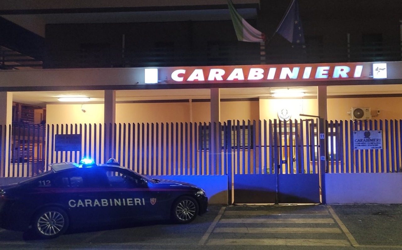 Dal ballatoio alla “casa-fortino”, sgominata base di spaccio in condominio