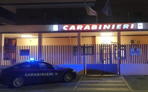 Dal ballatoio alla “casa-fortino”, sgominata base di spaccio in condominio
