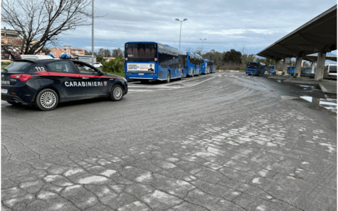 Senza biglietto sul bus minaccia ed offende i Carabinieri