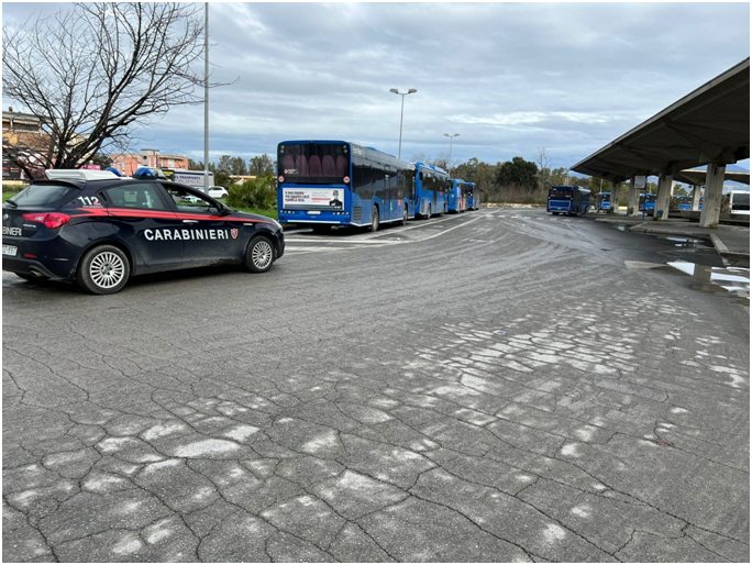 Senza biglietto sul bus minaccia ed offende i Carabinieri