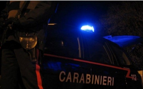 Aggredisce la moglie e minaccia i Carabinieri, arrestato un uomo di 42 anni