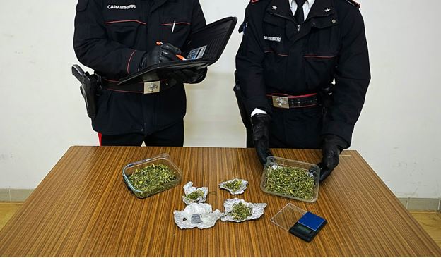 Trovato con hashish e marijuana, denunciato il titolare di un esercizio commerciale