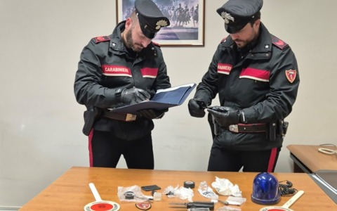 Spaccio di cocaina, crack e detenzione di coltelli e dispositivi in uso alle forze dell’ordine. Arrestato 40enne