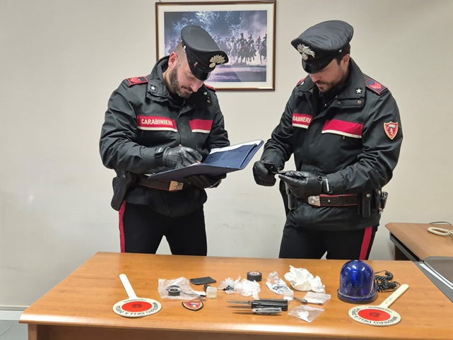 Spaccio di cocaina, crack e detenzione di coltelli e dispositivi in uso alle forze dell’ordine. Arrestato 40enne