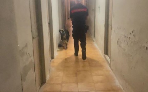 Laboratorio della droga in cantina, per un 53enne scatta l’obbligo di presentazione alla Polizia Giudiziaria