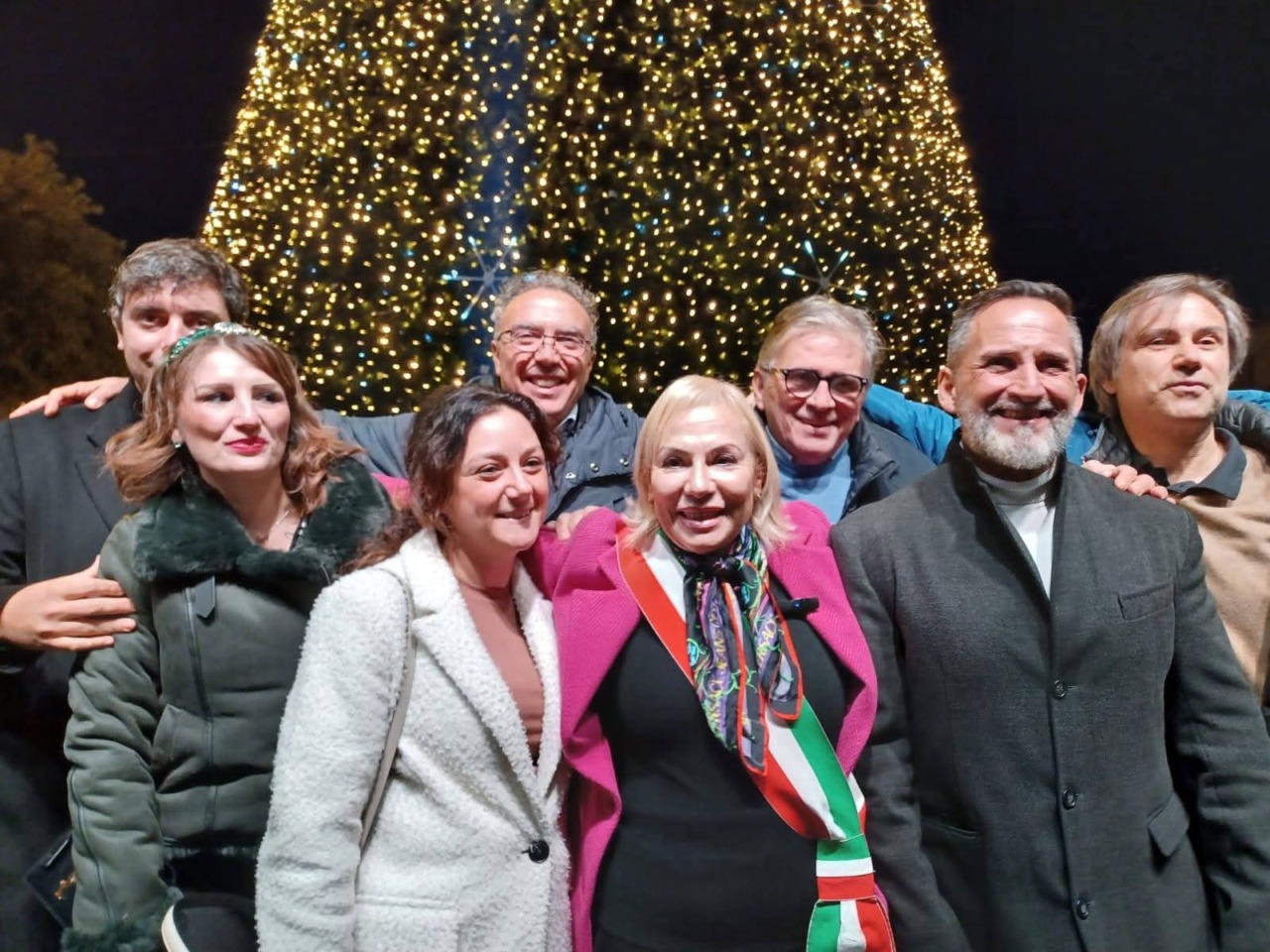 Acceso l’albero di Natale, il Sindaco: “Sono le feste piu’ luminose di sempre”. L’INTERVISTA