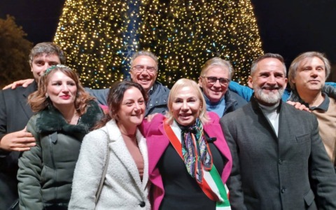 Acceso l’albero di Natale, il Sindaco: “Sono le feste piu’ luminose di sempre”. L’INTERVISTA