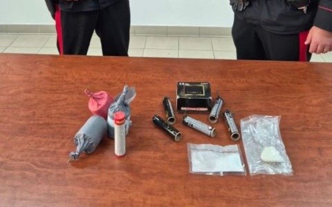 Bombe carta e cocaina, arrestato 18enne