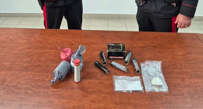 Bombe carta e cocaina, arrestato 18enne