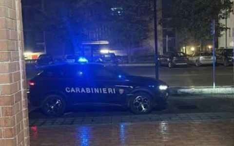 Munizioni, petardi e 4 bombe carta in uno zaino, il sequestro dei carabinieri nel vano delle scale di un condominio