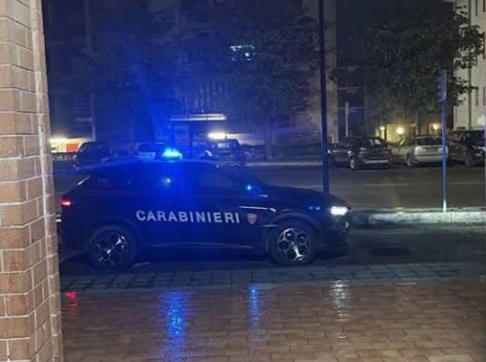 Munizioni, petardi e 4 bombe carta in uno zaino, il sequestro dei carabinieri nel vano delle scale di un condominio