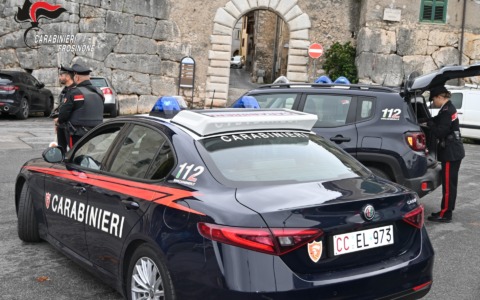 Ubriaco, litiga con un coetaneo e aggredisce i carabinieri intervenuti