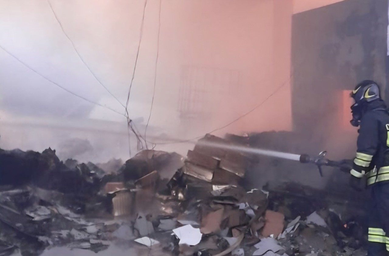 Incendio distrugge il Vogue Cocktail Bar, un giovane ripreso dalle telecamere