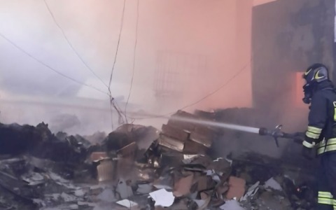 Incendio distrugge il Vogue Cocktail Bar, un giovane ripreso dalle telecamere