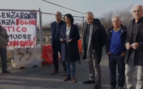 Foce Verde, in tanti alla manifestazione contro la chiusura del ponte Mascarello