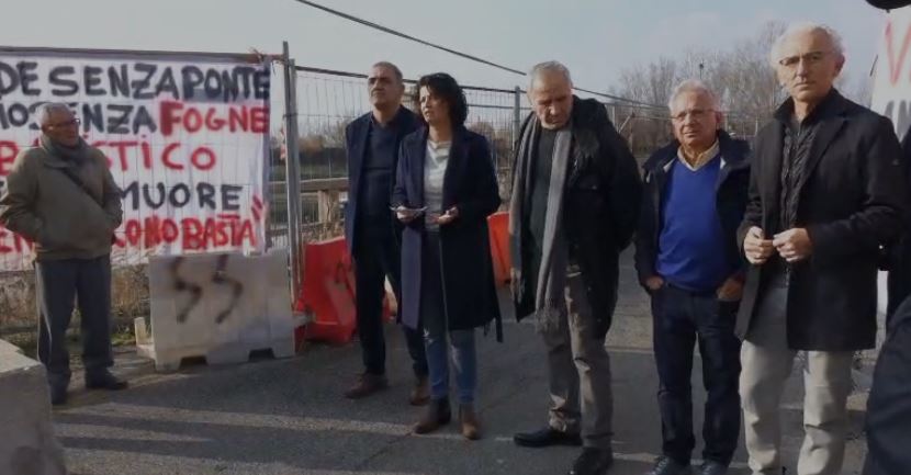 Foce Verde, in tanti alla manifestazione contro la chiusura del ponte Mascarello