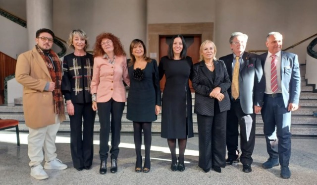 Lo spettacolo teatrale “We Breast_dalla cura al prendersi cura”