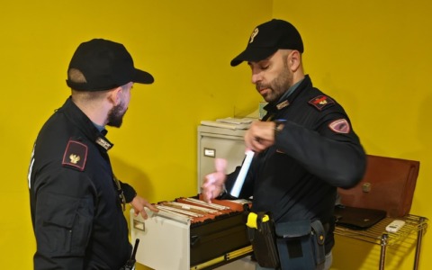 Trovate migliaia di lettere mai recapitate in un ufficio adibito a servizio di posta