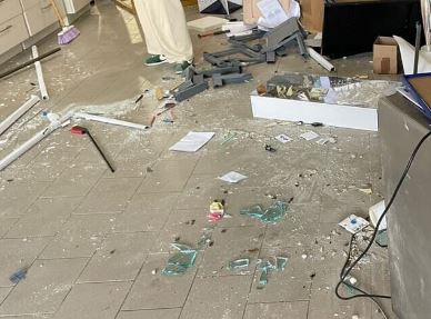 Colpo notturno dall’ottico: ladri in azione, razzia di occhiali di marca