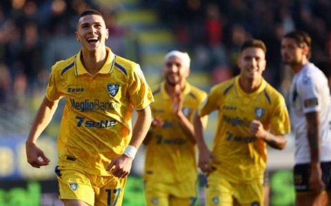 Frosinone – Juve Stabia 3-0. Agganciato il Monza al comando
