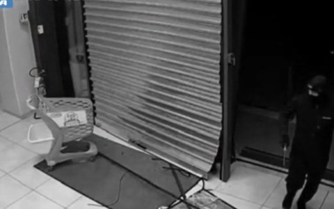 Furti con la tecnica della “spaccata”, identificata la banda. Quattro denunce