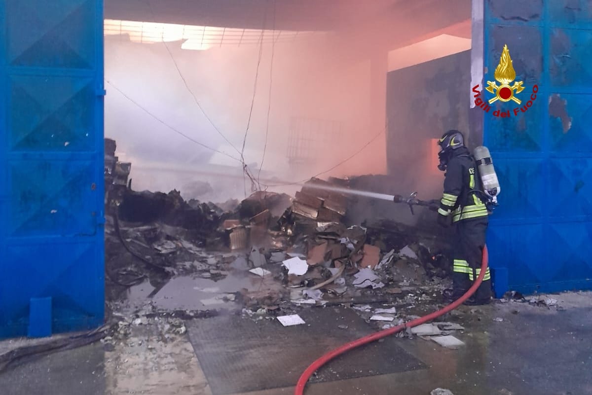 Incendio distrugge azienda dolciaria