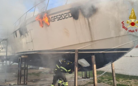 Imbarcazione in fiamme in un rimessaggio, intervento dei vigili del fuoco
