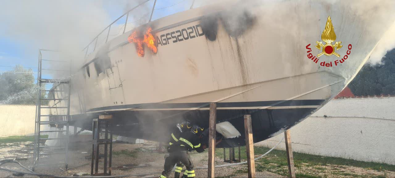 Imbarcazione in fiamme in un rimessaggio, intervento dei vigili del fuoco