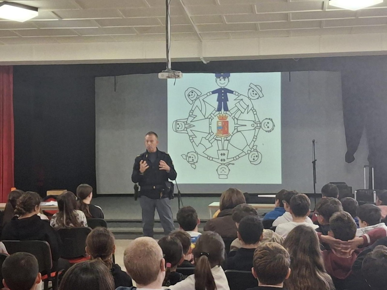 I poliziotti del Commissariato all’istituto G. Pascoli