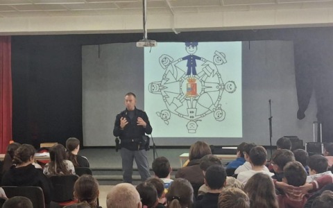 I poliziotti del Commissariato all’istituto G. Pascoli