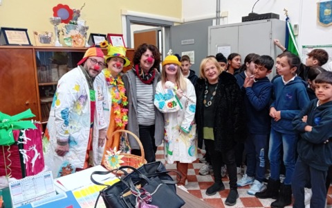 Coloriamo la Speranza: l’Istituto “Giulio Cesare” consegna le decorazioni natalizie ai volontari LILT – Giocare in Corsia