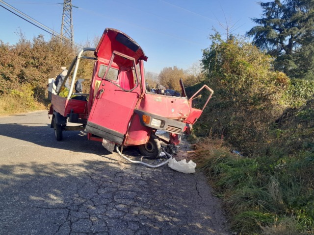 Scontro tra un’auto e un’Ape car, morto un uomo di 76 anni