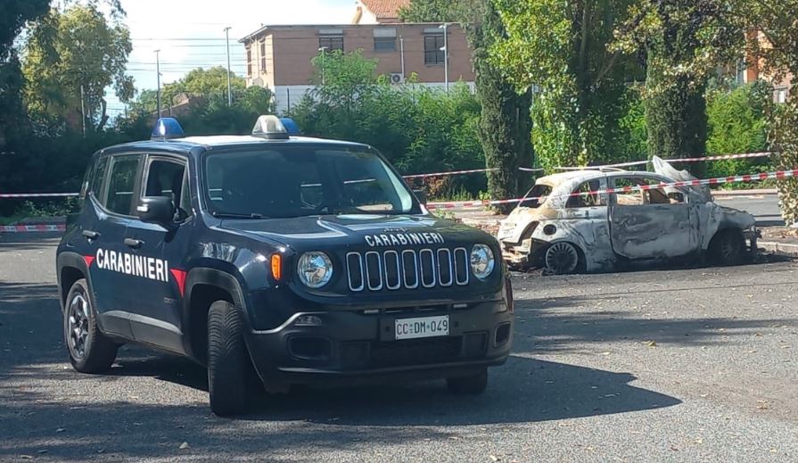 Morto carbonizzato nell’auto, identificato grazie al Dna: “Suicidio o omicidio?”