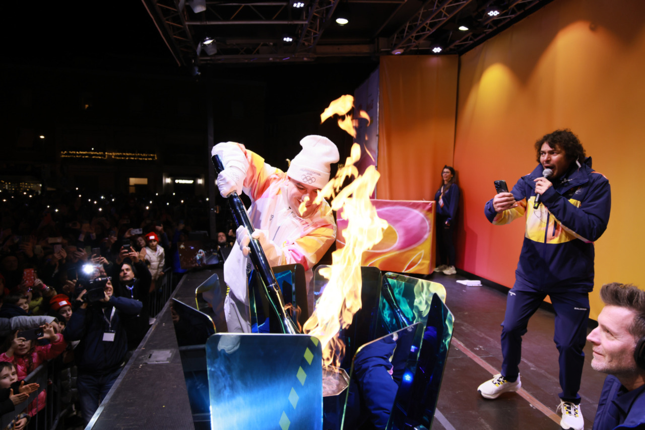 Latina accoglie la fiamma olimpica, in migliaia in Piazza della Libertà