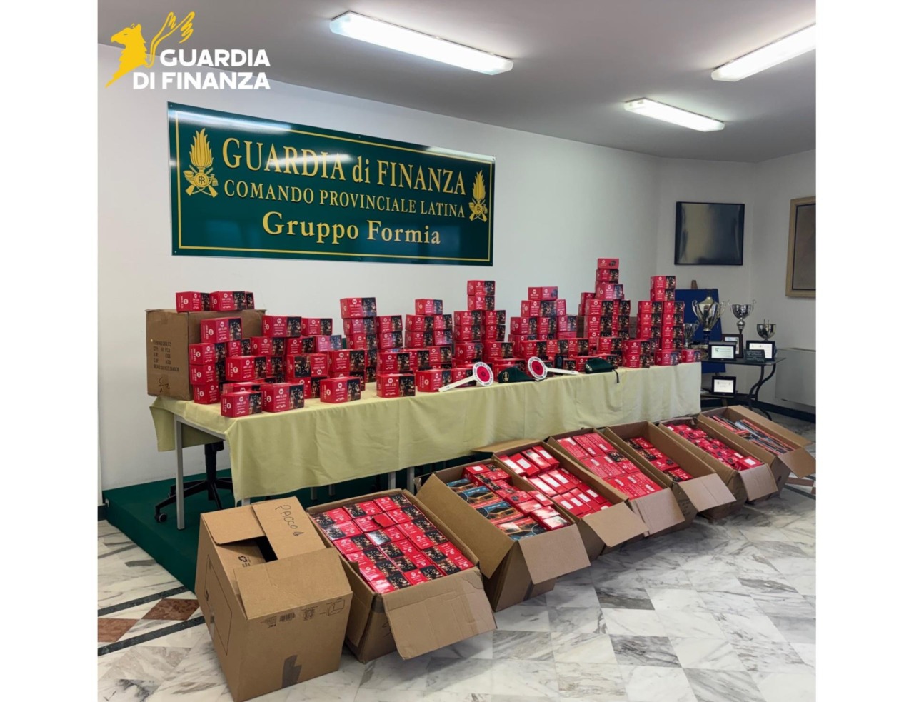 Luminarie e addobbi natalizi non a norma, sequestrati 140.000 articoli