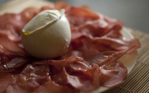 Rischia di soffocare con prosciutto e mozzarella, bambino salvato da un medico al ristorante