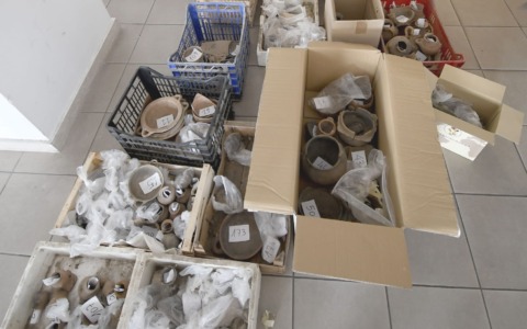 La polizia consegna reperti archeologici alla Soprintendenza