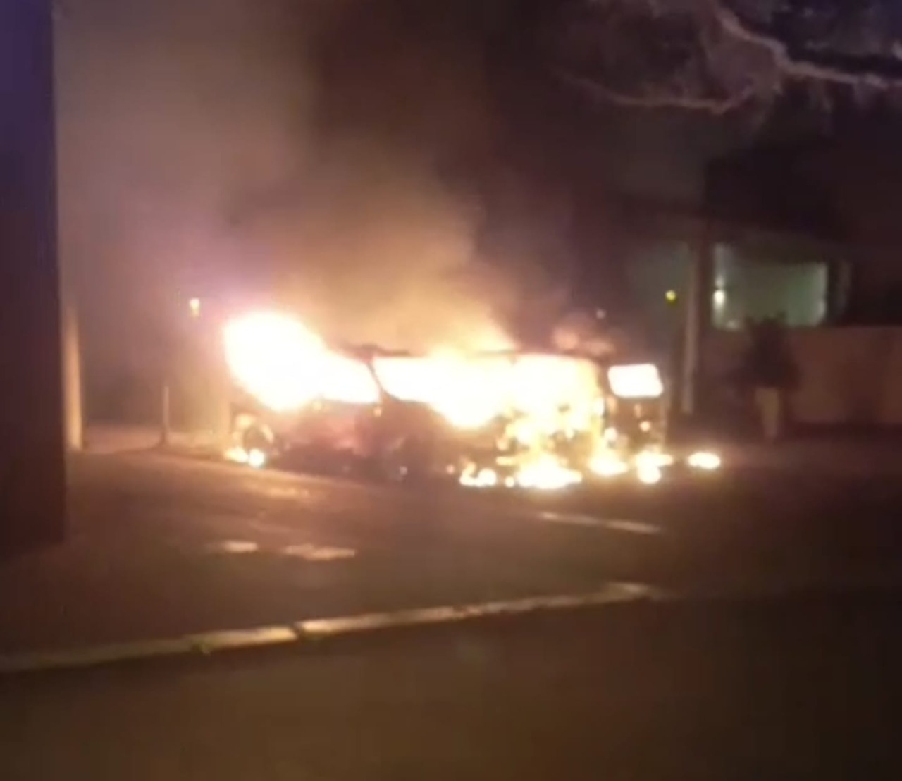 Attentato contro la Polizia Locale, incendiate due auto nella notte. Il Sindaco dal Prefetto.VIDEO