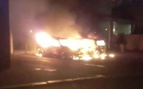 Attentato contro la Polizia Locale, incendiate due auto nella notte. Il Sindaco dal Prefetto.VIDEO